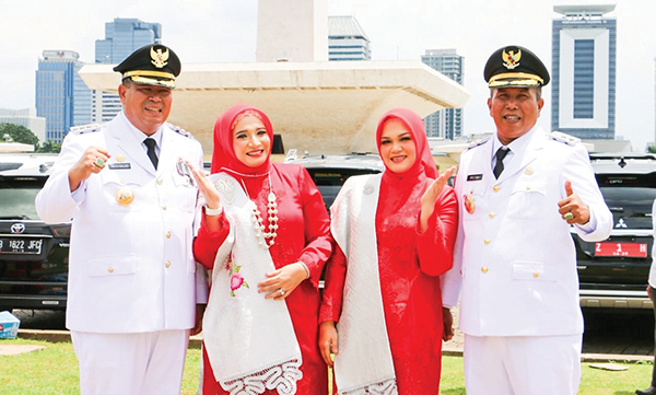 PELANTIKAN— Wali Kota Pariaman Yota Balad dan istri, Wawako Mulyadi bersama istri, berfoto bersama saat akan melakukan kirab dari titik Silang Monumen Pancasila (Monas) menuju Istana untuk dilantik oleh Presiden Prabowo di Istana Kepresidenan. Keduanya siap memimpin Kota Pariaman untuk lima tahun ke depan.