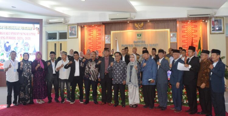 Letkol Laut (P) Agus Rizal Nahkodai IKKSKP Periode 2025-2028 1 PENGUKUHAN PENGURUS— Pengurus IKKSKP periode 2025-2028 berfoto bersama dengan Bupati Padangpariaman Terpilih H. John Kenedy Azis dan Ketua DPD PKDP Kota Padang Amril Amin, mantan Sekdaprov Sumbar Ali Asmar, Camat Sungai Limau Dawanis, Sabtu (8/2).