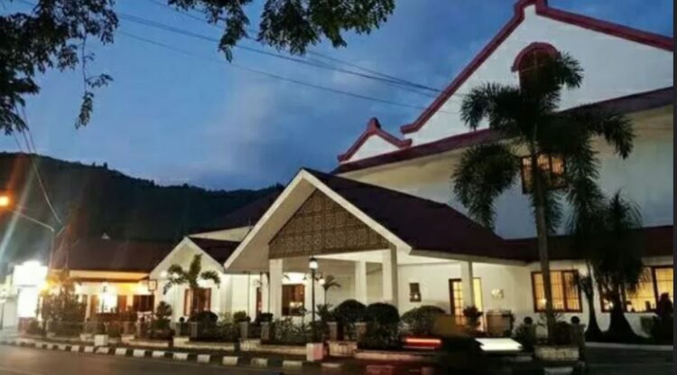 SEDIAKAN—KHAS Ombilin, hotel bintang 3 yang terletak di pusat kota tua Sawahlunto sediakan paket berbuka puasa.