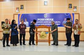Gubernur bersama Ketua DPRD Resmikan BLUD UPTD BKOM dan Pelkes Sumbar 1 Peresmian--Gubernur Sumbar Mahyeldi, bersama Ketua DPRD Sumbar Muhidi melakukan pemukulan gong tanda peresmian dimulai.