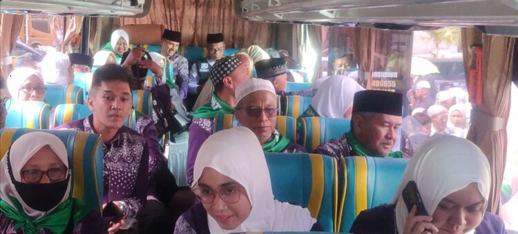 2025, 66 Orang Warga Sawahlunto Keberangkatan ke Tanah Suci, 1571 Masuk Daftar Tunggu 1 BERANGAT—Terlihat para jamaah haji asal Kota Sawahlunto pada 2024 lalu diberangkatkan ke Tanah Suci Kloter 15.