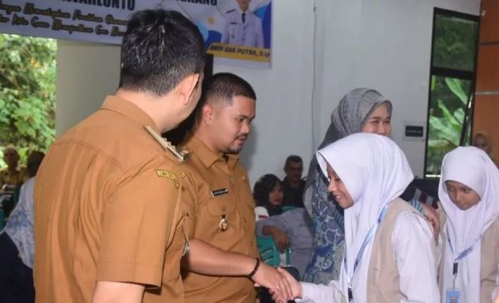 SALAM—Wakil Wali Kota Sawahlunto, Jeffry Hibatullah usai pembukaan 
kegiatan menyalami peserta musrenbang.