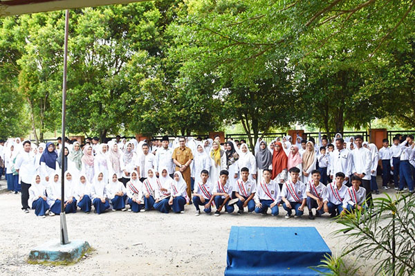 MBG Masih Terfokus di Pariaman Tengah 1 FOTO BERSAMA— Pelaksana Tugas (Plt) Kepala Dinas Pendidikan Pemuda dan Olahraga (Dikpora) Kota Pariaman Riky Falantino berfoto bersama dengan pelajar usai mejadi Inspektur Upacara di MTsS Muhammadiyah Kuraitaji, Desa Balai Kurai Taji, Kecamatan Pariaman Selatan.