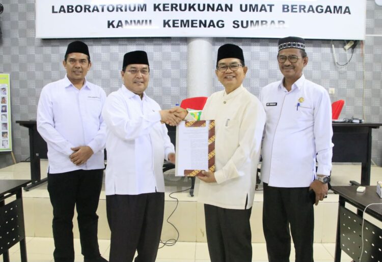 Serahkan 24 Izin Operasional, Kakanwil Minta KBIHU Wujudkan Jemaah Mandiri 1 SERAHKAN SK--Kepala Kanwil Kemenag Sumbar, Mahyudin meyerahkan Surat Keputusan (SK) izin operasional Kelompok Bimbingan Ibadah Haji dan Umrah se Sumatera Barat kepada Ketua Forum Komunikasi KBIHU, Amora Lubis.