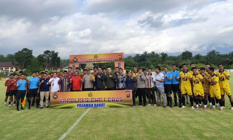 Kapolres Cup I 2025 Resmi Bergulir, 16 Klub Berebut Gelar Juara di Pasbar 1 TURNAMEN SEPAK BOLA— Kapolres Pasbar AKBP Agung Tribawanto, membuka secara resmi Open Turnamen Sepak Bola Kapolres Cup I 2025, yang mempertemukan 16 klub terbaik dari tiga kabupaten yakni Pasaman Barat, Agam, dan Pasaman, Kamis (6/2).