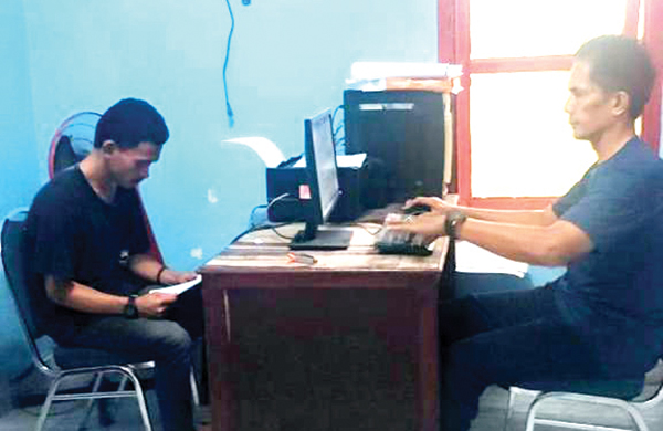 Jadi Korban Pemerkosaan, Gadis asal Sipora Lapor Polisi, Modus Diajak Kunjungi Orang Tua Angkat 1 PERIKSA SAKSI— Penyidik Polsek Sipora melakukan pemeriksaan terhadap saksi-saksi terkait kasus pemerkosaan yang dialami gadis 26 tahun.