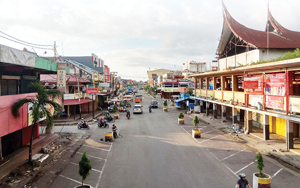 Pedagang Fase 1-VI Resah, Setiap Malam Ada Maling, Banyak Toko Dikupak, Pedagang Sepakat Pasang 16 CCTV 1 GANGGUAN KEAMANAN Sudah hampir dua bulan terakhir pedagang di kawasan Padang Teater Fase I-VI, resah, karena toko-toko mereka setiap malam ada yang dikupak.