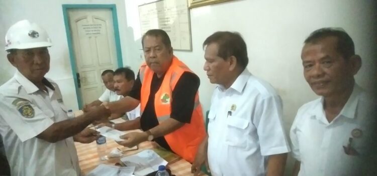 SERAHKAN UANG DAGING— Ketua Koperbam Chandra didampingi Sekretaris Nursal Uce, M, Bendahara, Abu Zamar dan pengurus lain serahkan uang daging secara simbolis kepada seorang KRK, Rabu (26/2).
