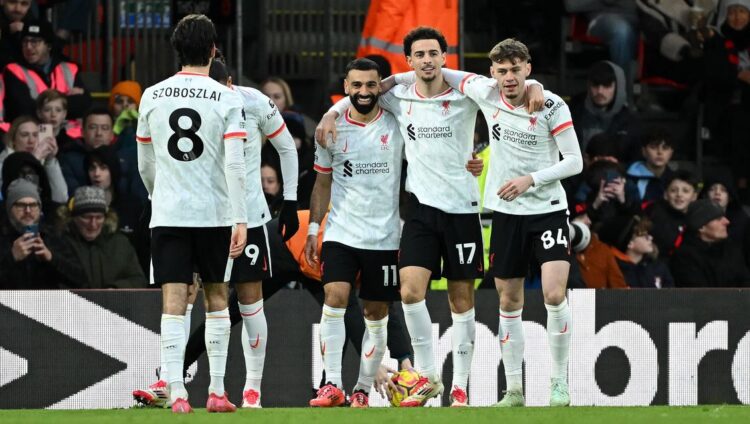 Liverpool Tundukkan Bournemouth 2-0, Salah Jadi Pahlawan dengan Dua Gol 1 KEMENANGAN— Dua gol dari Mohamed Salah memastikan Liverpool meraih kemenangan 2-0 atas Bournemouth di Stadion Vitality, Sabtu (1/2), memperpanjang jarak mereka di puncak klasemen Liga Inggris.