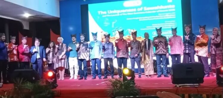 Tahun 2025 Ini, Sawahlunto Destinasi Wisata Sumbar 1 SALAM MINANG—Gubernur Sumbar Mahyeldi, penjabat Walikota Sawahlunto Fauzan Hasan dan undangan lain memperagakan salam minang
