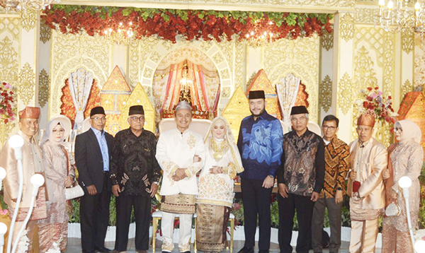 Keluarga Besar A Bakar Effendi Baralek Gadang, Momen Spesial Tasha Lutfhi Ainy dan Alfajri Jumaiza Jamil 1 FOTO BERSAMA— Anggota DPRD Kota Padang Yosrizal Effendi, Wako Padang terpilih Fadly Amran berfoto bersama dengan pasangan pengantin Tasha Lutfhi Ainy dan Alfajri Jumaiza Jamil beserta kedua orangtua.