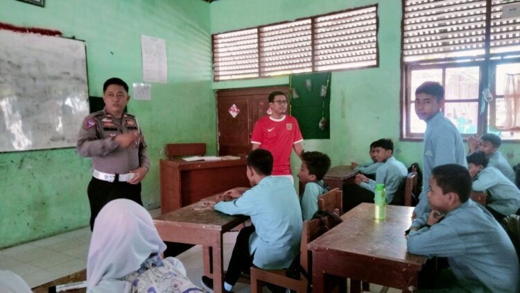 MOTIVASI SISWA BELAJAR BAHASA INGGRIS—  Personel Satlantas Polres Kota Pariaman Ajun Inspektur Polisi Dua (Aipda) Rodi Salam memberikan motivasi kepada siswa MTsN 3 Kota Pariaman yang tergabung dalam Ekstrakurikuler English Club, Jumat (31/1).