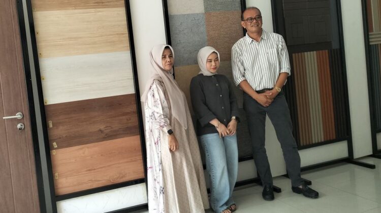 Toko Asa Smart Door, Gelar Soft Opening 1 PERKENALKAN—Owner dan Manajer Toko Asa Smart Door H. Naldi dan Ibuk Felia. Memperkenalkan produknya.