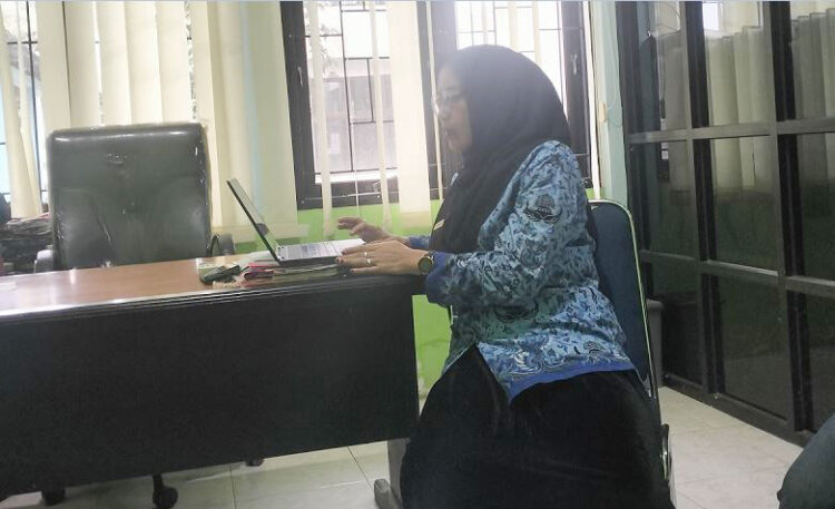 Tahun 2025 Ini Tercatat Sebanyak 22 Orang Warga Terinfeksi HIV.AIDS, 10 Tahun Terakhir 24 Tewas dari 46 Terinfeksi 1 WAWANCARA—Konselor HIV/AIDS dari Dinas Kesehatan Pengendalian Penduduk dan Keluarga Berencana Sawahlunto
Sriwareski Ismal sedang berikan keterangan saat diwawancarai.