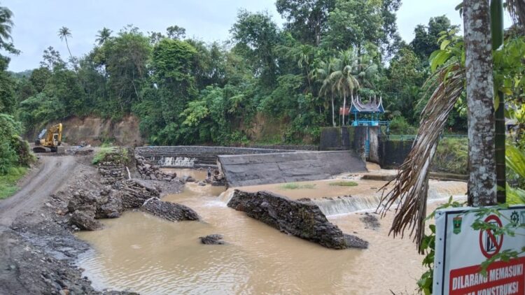 Bendungan Irigasi Lubuak Sikoci, Butuh Pengkajian dan Penanganan Konprehensif 1 RUSAK—Kondisi kerusakan bendungan Lubuak Sikoci di Nagari Sicincin, Kecamatan 2 X 11 Enam Lingkung , Kabupaten Padangpariaman.