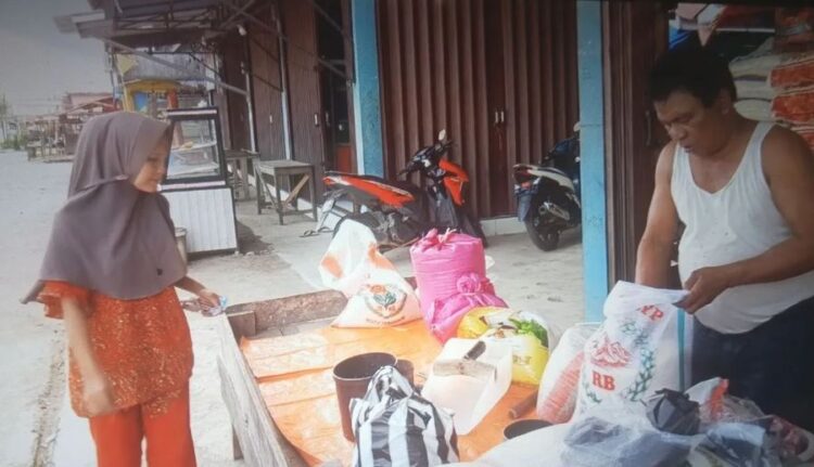 Stok Pangan Aman Jelang Ramdhan, Pemkab Pasaman Barat Siapkan Bazar Murah 1 LAYANAN—Pedagang beras di Pasaman Barat sedang melayani pembeli.