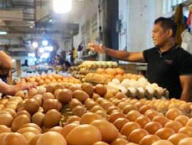 Pasokan Bertambah, Tujuh Komoditas Pangan Turun Harga 1 STOK TELUR— Pedagang telur di Kota Padang panjang sedang melayani warga yang akan membeli telur.