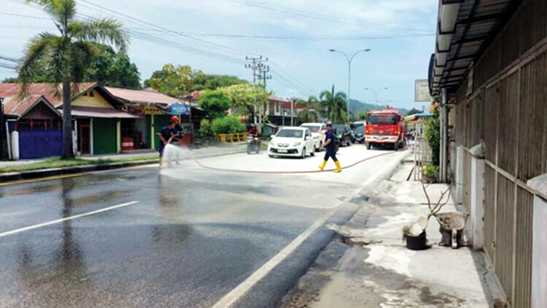 Bahayakan Keselamatan, Warga Keluhkan Material Berserakan di Jalan, Wako Tegur Keras Operasional Truk Tidak Sesuai SOP 1 PENYIRAMAN MATERIAL— Petugas Damkar Kota Padang melakukan penyiraman material tumpukan debu dan material yang tercecer di raya Indarung, tepatnya di kawasan Cengkeh, Selasa (25/2).