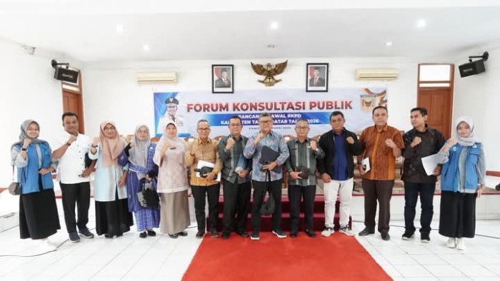 FORUM KONSULTASI PUBLIK— Perserta pada Forum Konsultasi Publik Rancangan Awal RKPD Kabupaten Tanah Datar tahun 2026 usai kegiatan foto bersama.