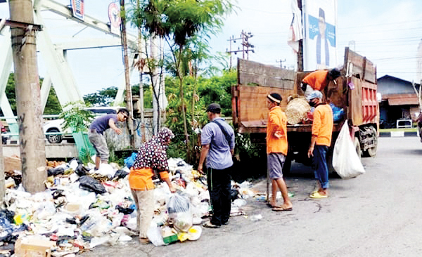 LPS Baru Terbentuk di 64 Kelurahan, 42 Kelurahan yang Belum Ada LPS Diminta Percepat Pendataan Rumah Warga 1 PEMBUANGAN SAMPAH— Petugas kebersihan Dinas Lingkungan Hidup (DLH) mengangkut sampah yang dibuang warga di TPS jembatan Andaleh, untuk dibawa ke TPA Aiadingin.