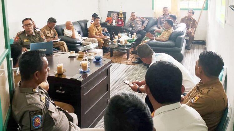 Jualan di Fasum, Pemko Pariaman Tertibkan PKL 1 RAPAT— Tim gabungan Pemko Pariaman melakukan rapat teknis terkait rencana penertiban Pedagang Kaki Lima (PKL) yang berjualan menggunakan fasilitas umum hari ini, Kamis (27/2).