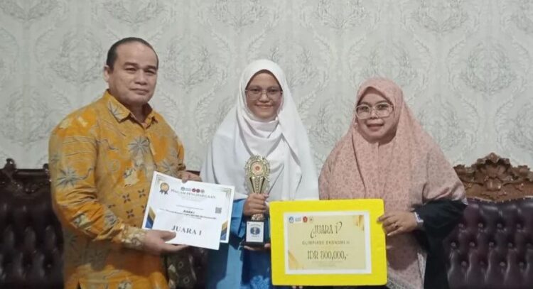 Siswi MAN Kota Solok Raih Juara Satu Olimpiade Ekonomi 2025 1 raih hadia