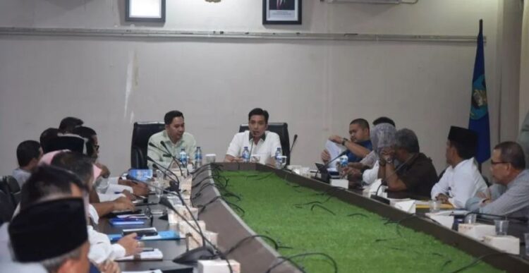 Wali Kota Terpilih Sawahlunto, Prioritaskan Infrastruktur Dasar dalam 100 Hari Kerja 1 RAKOR—Pj Wali Kota Sawahlunto Fauzan Hasan bersama Wali Kota dan Wakil Wali Kota Sawahlunto terpilih Riyanda Putra dan Jeffry Hibatullah melaksanakan rapat koordinasi awal sinkronisasi visi misi dengan pimpinan perangkat daerah