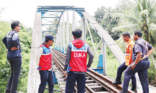PT KAI Divre II Sumbar Pastikan Keselamatan dan Kenyamanan Angkutan Lebaran 1 INSPEKSI PERKERETAPIAN— PT KAI Divre II Sumbar melakukan inspeksi perkeretaapian (ramp check) di sejumlah stasiun untuk memastikan keselamatan dan kenyamanan perjalanan kereta api selama periode Angkutan Lebaran 2025, Kamis (27/2).