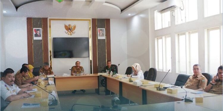 Indonesia Alami Deflasi pada Januari 2025 1 RAPAT KOORDINASI— Penjabat (Pj) Sekretaris Daerah Kota Padangpanjang Winarno, saat mengikuti rakor tersebut di Ruang VIP Lantai II Balai Kota, Selasa (4/2).