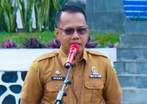 Kadis Dukcapil Kabupaten Solok, Ungkap Prestasi yang Diraih, Terbaik di Luar Pulau Jawa dalam Kepatuhan Penyelenggaraan Pelayanan Publik 1 SAMBUTAN—Kepala Dinas Dukcapil Kabupaten Solok, Ricky Carnova saat berikan sambutan pada acara kemarin.