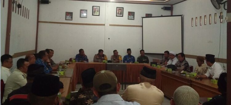 Masyarakat Sariak Laweh Sepakat Buka Portal Jalan Menuju Ponpes, Yayasan Mahad Mullazama Al Hufaz Sampaikan Permohonan Maaf 1 MEDIASI—Terlihat proses mediasi antara ponpes Mahad Mullazama Al Huffazh dengan masyarakat.