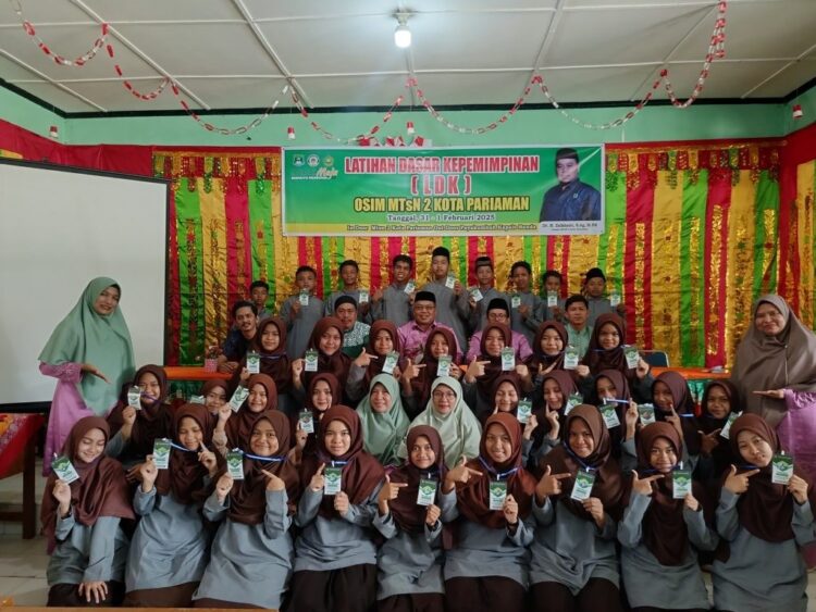 FOTO BERSAMA—Para peserta latihan dasar Kepemimpinan Organisasi Siswa Intra Madrasah (LDK OSIM) tahun 2025 usai dibuka secara resmi oleh Kepala MTsN 2 Kota Pariaman, foto bersama.
