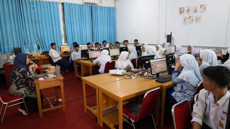 40 Siswa Ikuti Pelatihan TA BCS 1 LATIHAN DIGITAL—Puluhan siswa dan siswi saat mengikuti latihan melalui program Digital Talent Scholarship.