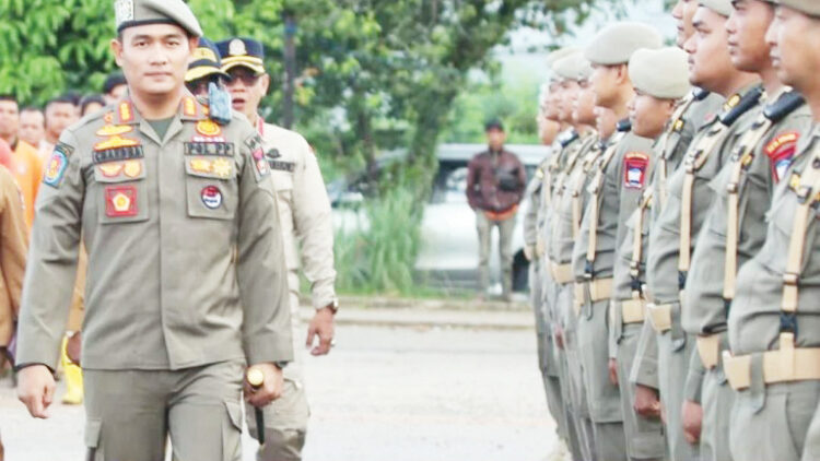 Rawan Kenakalan Remaja saat Ramadhan, Satpol PP Ajak Orang Tua Aktif Ikut Awasi Anak 1 CEK PASUKAN— Kepala Satpol PP Kota Padang Chandra Eka Putra melakukan pengecekan personel saat apel pagi, Senin (24/2) di halaman Mako Satpol PP Kota Padang.