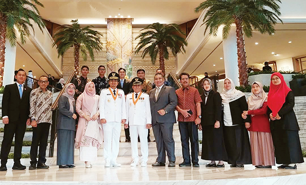 Kirana Putra-Suryadi Nurdal Resmi Dilantik jadi Wali Kota dan Wakil Wali Kota Solok 2025 – 2030, Siap Jalankan Amanah Masyarakat Kota Solok 1 Wali Kota Solok - Wakil Wali Kota Solok Ramdhani-Suryadi poto bersama dengan keluarga dan rombongan usai pelantikan.