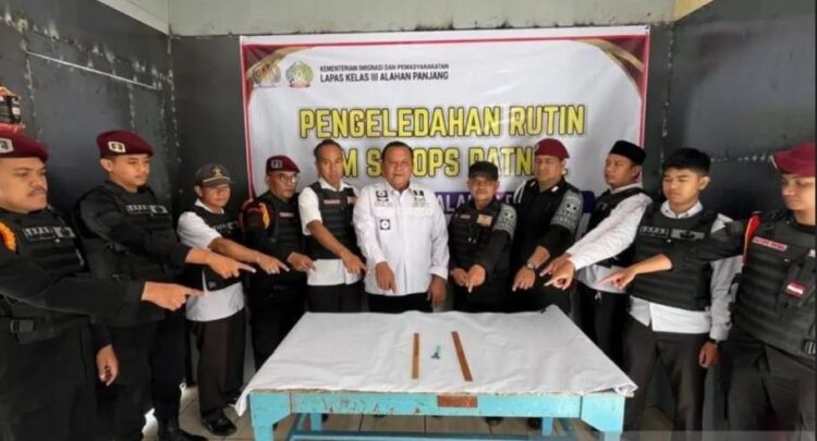 Lapas Kelas III Alahan Panjang, Ikuti Penggeledahan Serentak 23 UPT se-Sumbar 1 AMANKAN—Sejumlah Barang Bukti berupa HP yang berhasil diamankan tim razia serentak 23 UPT PAS se Sumbar.