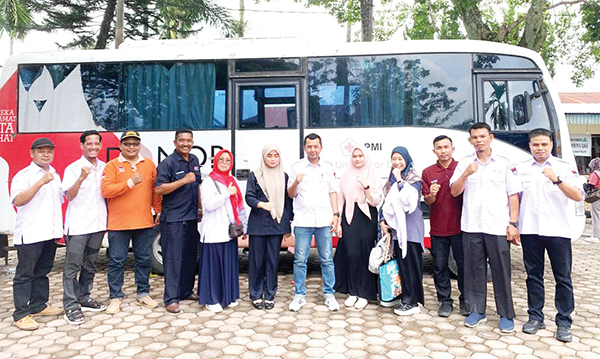 DONOR DARAH— Sekcam Pauh Davit Ferdinand, Lurah Pisang Adek Deswarman berfoto bersama usai aksi sosial donor darah dan pasar murah, di halaman kantor Camat Pauh, Selasa (18/2).