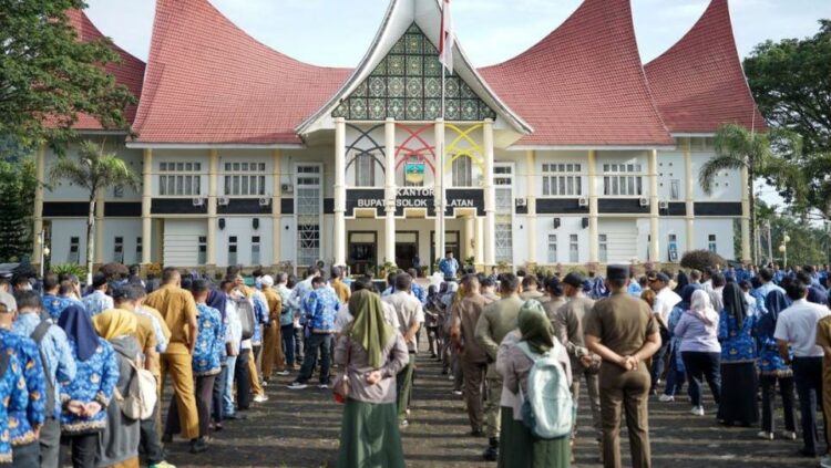 sekda pemkab solsela syamsurizaldi berikan arahan saat apel pagi di halaman kantoir bupati