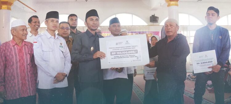 Jelang Ramadhan, Baznas Salurkan Dana Zakat pada 118 Orang Mustahik 1 SERAHKAN—Wakil Wali Kota Padang Panjang , Allex Saputra serahkans ecara simbolis zakat kepada perwakilan mustahik di Masjid Tauhid, Kelurahan Pasar Baru, Kecamatan Padang Panjang Barat.
