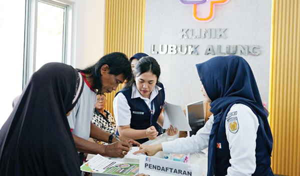 KAI Divre II Sumbar Soft Launching Klinik Mediska Lubuk Alung 1 SOF LAUNCHING KLINIK— PT KAI Sumbar menggelar kegiatan TJSL Program Bina Lingkungan KAI Sehat dengan memberikan layanan pengobatan gratis saat soft launching Klinik Mediska Lubuk Alung, Kamis (30/1).