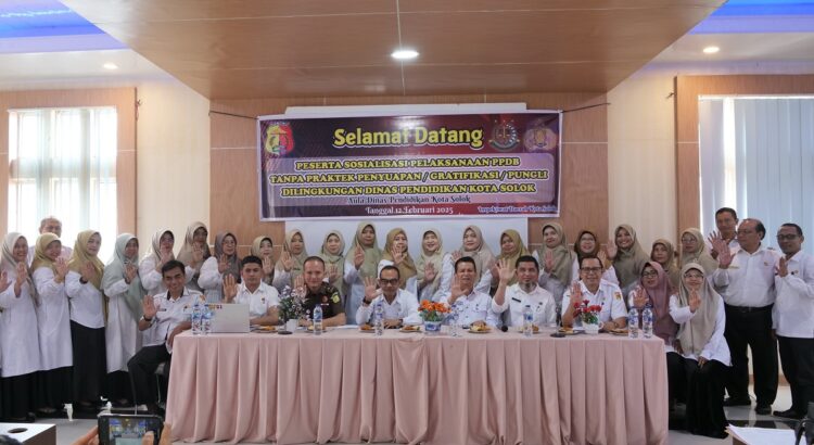 Disdik Kota Solok Gelar Sosialisasi SPMB, Tanpa Suap dan Gratifikasi serta Pungli 1 FOTO BERSAMA—Asisten III, Zulfadrim, usai memberikan kata sambutan saat pembukaan foto bersama.
