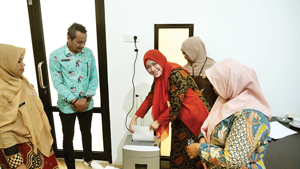 Tertib Administrasi, Diskominfo Padang Musnahkan Arsip Inaktif 1 PEMUSNAHAN ARSIP— Dinas Komunikasi dan Informatika (Diskominfo) Kota Padang bersama Dinas Perpustakaan dan Kearsipan (Dispusip) daerah setempat melakukan pemusnahan sebanyak 1.010 berkas arsip inaktif atau arsip tak terpakai.