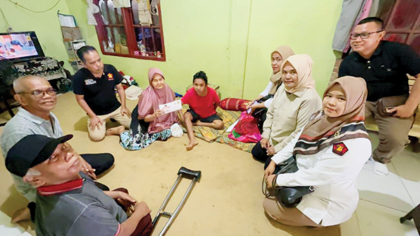 Andre Rosiade Bantu Disabilitas Penderita Stroke di Padang 1 SERAHKAN BANTUAN—Tim Andre Rosiade mendatangi rumah Putri Ifriyani (34), di Jalan Mustika XII Nomor 165, RT 003 RW 014, Kelurahan Pegambiran Ampalu Nan XX, Kecamatan Lubuk Begalung. Andre menyerahkan bantuan untuk penyandang disabilitas dan menderita stroke tersebut.