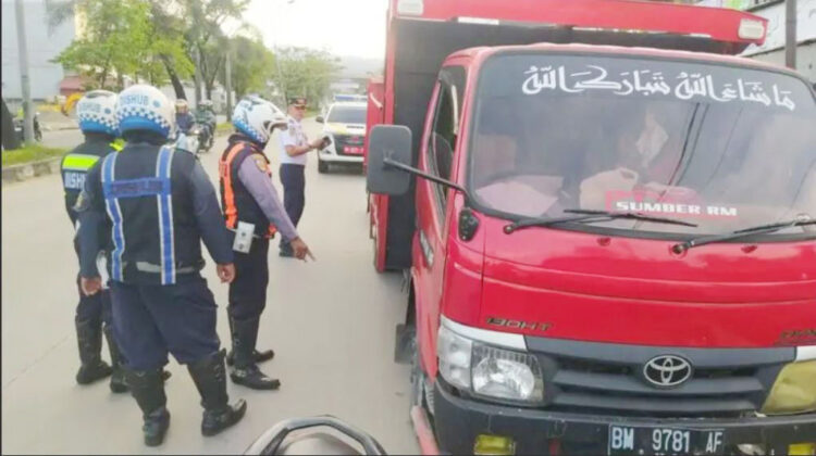 Parkir Sembarangan di Indarung dan Bypass, Dishub Tertibkan 4 Truk dan 2 Mobil Digembosi 1 truk truk bermutan besar ditertibkan Dishub