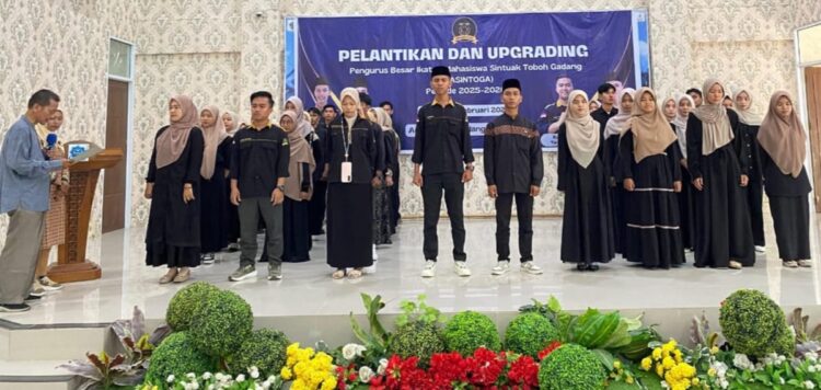 Imasintoga Organisasi Kecamatan Berhasilkan Siapkan Pemimpin Bangsa 1 LANTIK—Pengurus Besar Ikatan Mahasiswa Sintuak Toboh Gadang (PB Imasintoga) periode 2025-2026 dilantik Dewan Pembina Imasintoga Armaidi Tanjung, di aula MAN IC Padangpariaman, Sintuak, Kecamatan Sintuak Toboh Gadang.