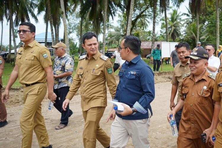 Wabup Tinjau Gelanggang Pacu Kuda 2025 1 PENINJAUAN GELANGGANG PACU— Wakil Bupati Padangpariaman Rahmat Hidayat melakukan tinjauan ke lapangan pacu kuda dan Stadion Duku Banyak, Balah Aie, Kecamatan VII Koto Sungai Sariak, kemarin.