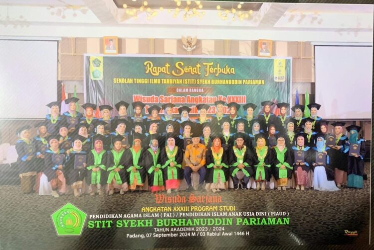 Berkat Buka Program S2, Kampus STIT Syech Burhanuddin jadi Perhatian Masyarakat 1 BERSAMA—Mahasiswa dan mahasiswi Sekolah Tinggi Ilmu Tarbiyah (STIT) Syech Burhanuddin usai wisuda foto bersama.