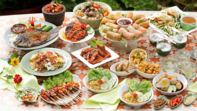 MAKANAN BERAT— Buka puasa dianjurkan tidak langsung makan berat.