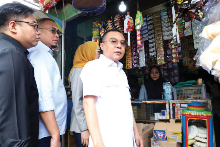 Sufmi Dasco Bantah Isu Menkeu Sri Mulyani Mundur,Tegaskan Tak Ada Rencana Reshuffle Kabinet 1 SIDAK— Wakil Ketua DPR Sufmi Dasco Ahmad bersama Ketua Komisi VI DPR RI Andre Rosiade saat sidak terhadap produk-produk minyak goreng rakyat (MGR) atau Minyakita.