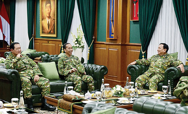 MAKAN MALAM— Presiden Prabowo Subianto makan malam bersama Presiden ke-6 RI Susilo Bambang Yudhoyono (SBY) dan Presiden ke-7 RI Joko Widodo (Jokowi) dan para kepala daerah.